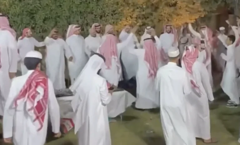 لحضة إعلان فوز المرشح فيصل السهلي في انتخابات غرفة الرياض 19