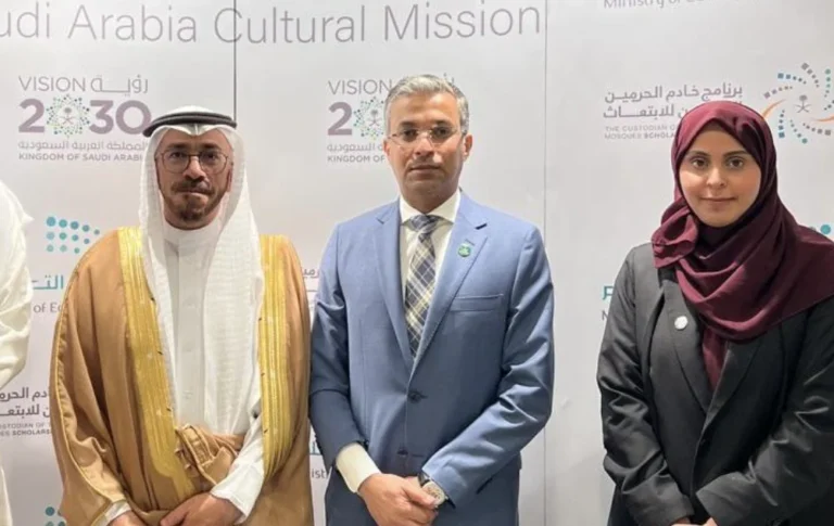 كلمة تحفيزية لسعادة الأستاذ محمد بن عبدالله السهلي كلمة تحفيزية لسعادة القائم بأعمال الملحقية الثقافية في ماليزيا، الأستاذ محمد بن عبدالله السهلي، للفريق السعودي المشارك في معرض ITEX25.