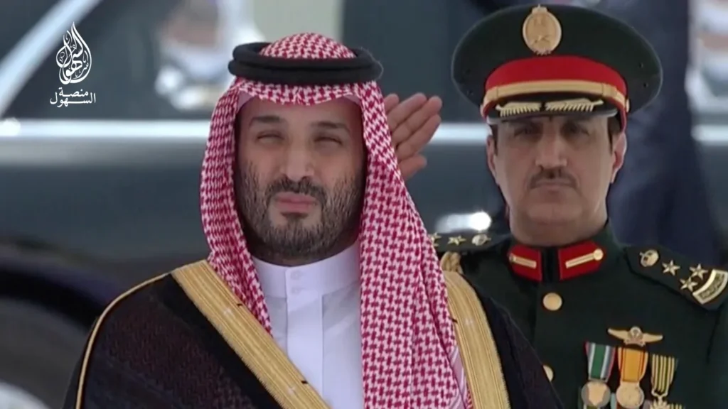 العميد خزيم سيف السهلي خلف ولي والعهد في استقبال دونالد ترامب العميد خزيم بن سيف السهلي.