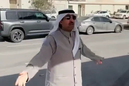 اطرف سبيعي ينطح الجمع الغفير وشلون لو صار في الجنب سهلي - عبدالعزيز الفراج