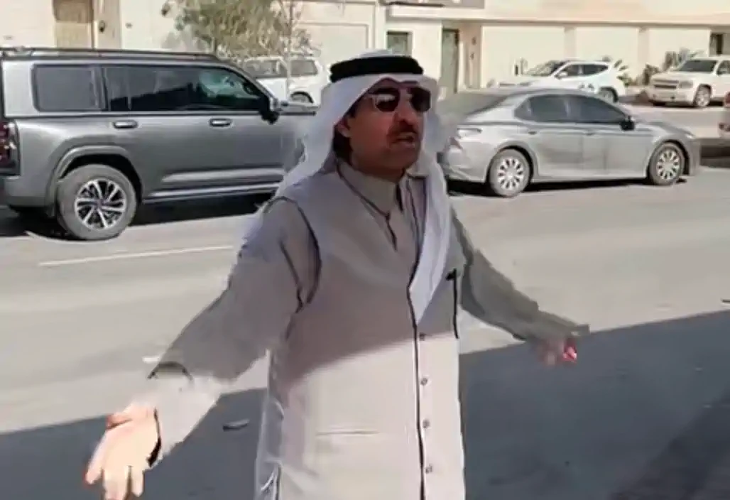 اطرف سبيعي ينطح الجمع الغفير وشلون لو صار في الجنب سهلي - عبدالعزيز الفراج