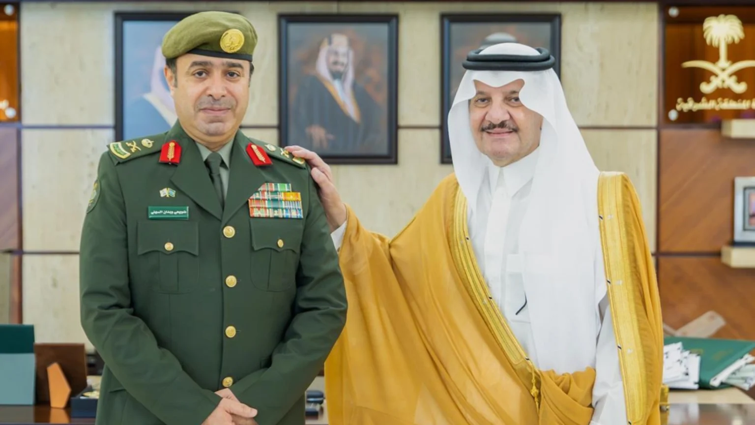 استقبل صاحب السمو الملكي الأمير سعود بن نايف بن عبدالعزيز، أمير المنطقة الشرقية، في مكتبه اليوم، مدير جوازات المنطقة الشرقية اللواء ضويحي بن وبدان السهلي، وذلك بمناسبة صدور الأمر الكريم بترقيته إلى رتبة لواء. وقد قدّم سموه التهنئة للواء السهلي، متمنيًا له المزيد من النجاح والتوفيق في أداء مهامه.