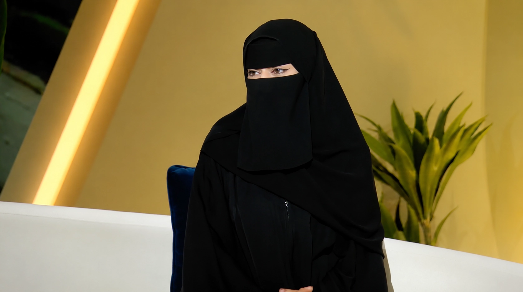 نوال السهلي فنانة تشكيلية محترفة تمتاز بشغفها بالفن وقدرتها على تقديم أعمال تحمل طابعًا فريدًا ولمسات إبداعية مميزة. تسعى من خلال لوحاتها إلى التعبير عن الجمال والهوية بأسلوب فني أنيق يجمع بين الأصالة والحداثة، لتقدم تجربة بصرية تعكس موهبتها ورؤيتها الفنية الراقية.