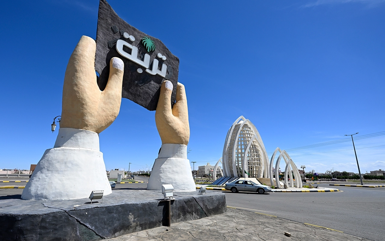 تُعدّ محافظة تربة من أبرز المحافظات التابعة لمنطقة مكة المكرمة في غرب المملكة العربية السعودية، حيث تجمع بين عراقة التاريخ الممتد إلى ما قبل الإسلام، وجمال الطبيعة المتنوعة بين الجبال الشاهقة والأودية الممتدة، وثراء الموروث الزراعي الذي جعلها تُلقّب ببلد المليون نخلة. تقع محافظة تربة في جنوبي منطقة مكة المكرمة، وتبعد عن الطائف نحو 150 كلم، وهي من عوالي نجد، ومناخها صحراوي، بارد شتاءً وحار صيفًا. وفي هذا الدليل الشامل، نستعرض أبرز ما يميز محافظة تربة من تاريخ عريق، وموقع استراتيجي، ومعالم أثرية، وأنشطة اقتصادية متنوعة، لنقدم لكم صورة متكاملة عن واحدة من أهم بوابات وسط الجزيرة العربية وملتقى الحضارات القديمة، التي شهدت أحداثاً تاريخية فارقة وما زالت تحتفظ بمكانتها كوجهة سياحية وزراعية مميزة في قلب المملكة العربية السعودية، وملتقى ثقافياً وتجارياً جمع بين أهالي الحجاز ونجد على مر العصور المتعاقبة.