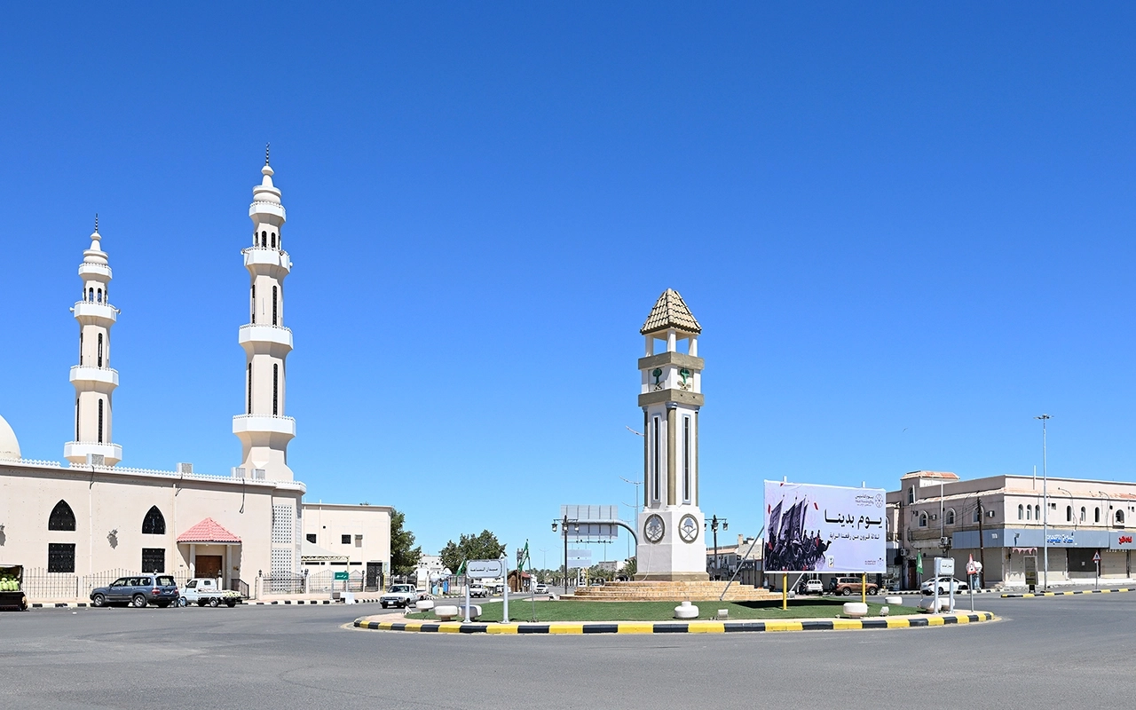 تتمتع محافظة تربة بموقع استراتيجي متميز جعلها تُمثّل بوابة نجد ومفتاح الحجاز عبر التاريخ الطويل. تقع على خط طول 38/41 دقيقة، ودائرة عرض 23/21 دقيقة، وتحدها من الغرب محافظة الطائف، ومن الشرق محافظة رنية، ومن الجنوب منطقة الباحة، ومن الشمال محافظة الخرمة. هذا الموقع المتوسط بين عدة محافظات ومناطق مهمة منحها أهمية إدارية واقتصادية وسياحية كبيرة، وجعلها نقطة التقاء حيوية بين الحجاز ونجد، وممراً تجارياً مهماً للسلع والبضائع.