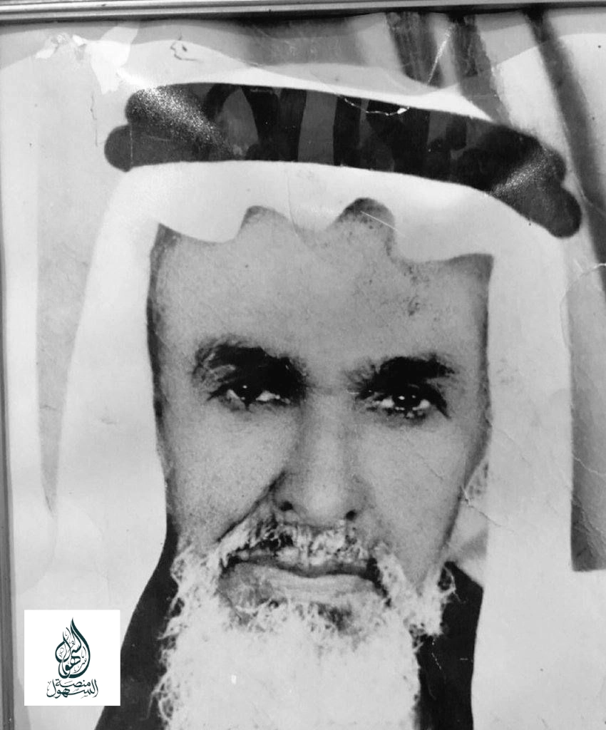 صورة للشيخ محمد بن علي بن سعد البرازي السهلي، أمير الجبيلة السابق وأول من تولى إمارتها، ومن أقدم أهالي الجبيلة من أسرة السعد البرازي، وقد شارك مع الملك عبدالعزيز في حرب الأحساء ونجران، وتوفي رحمه الله بتاريخ 1391/01/17هـ.